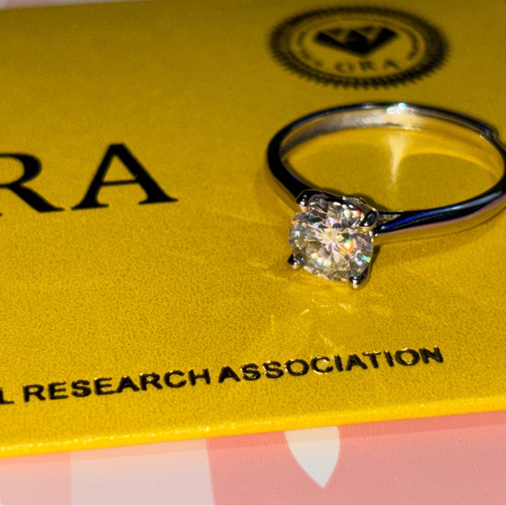 Elegant Silver Ring with VVS1 moissanite Stone